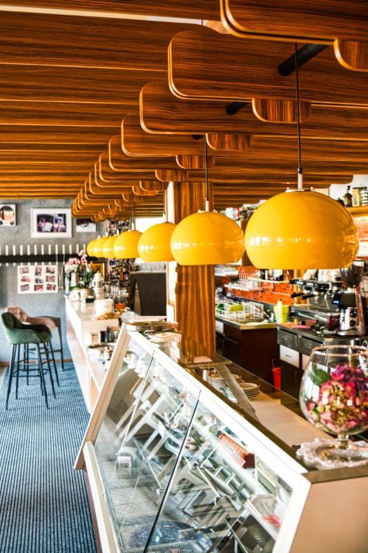 Cafe Rudi Living Panzió Parcines Kültér fotó